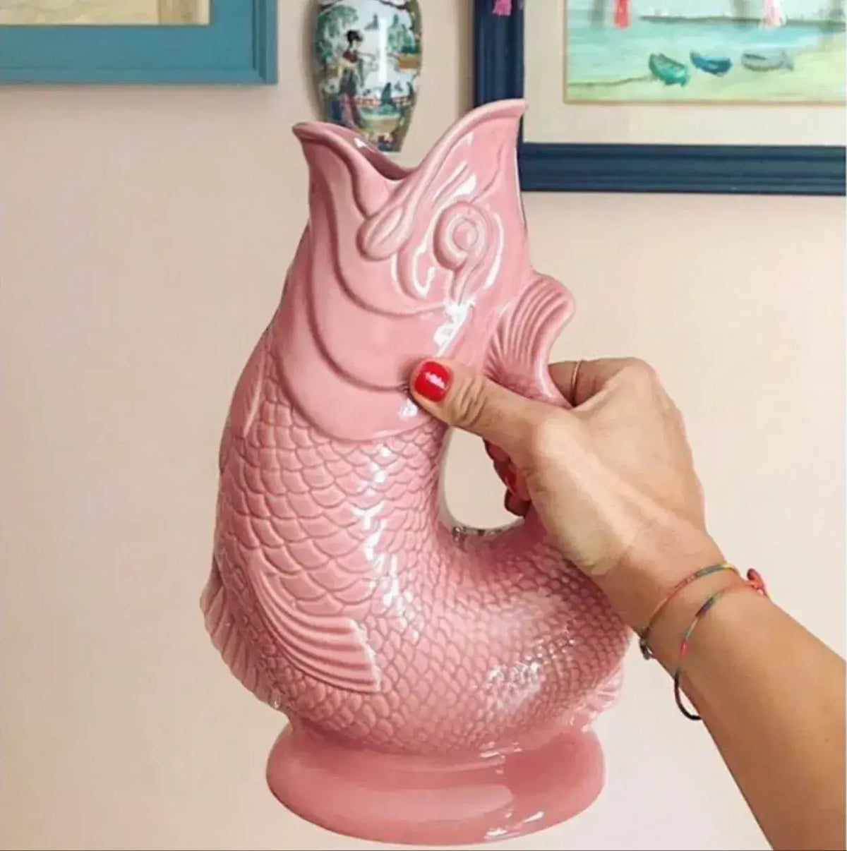 Prise en main de la carafe rose