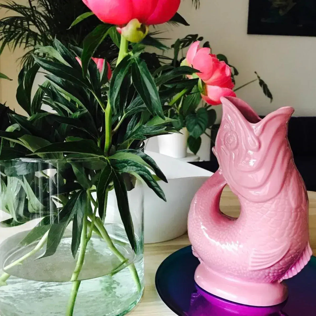 Carafe Rose Glouglou à côté d'un vase fleuri