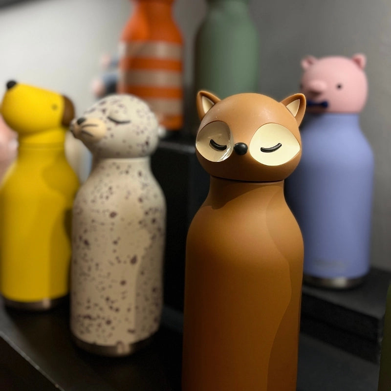 Gourde isotherme renard en inox et silicone sur une étagère avec d'autres gourdes animaux