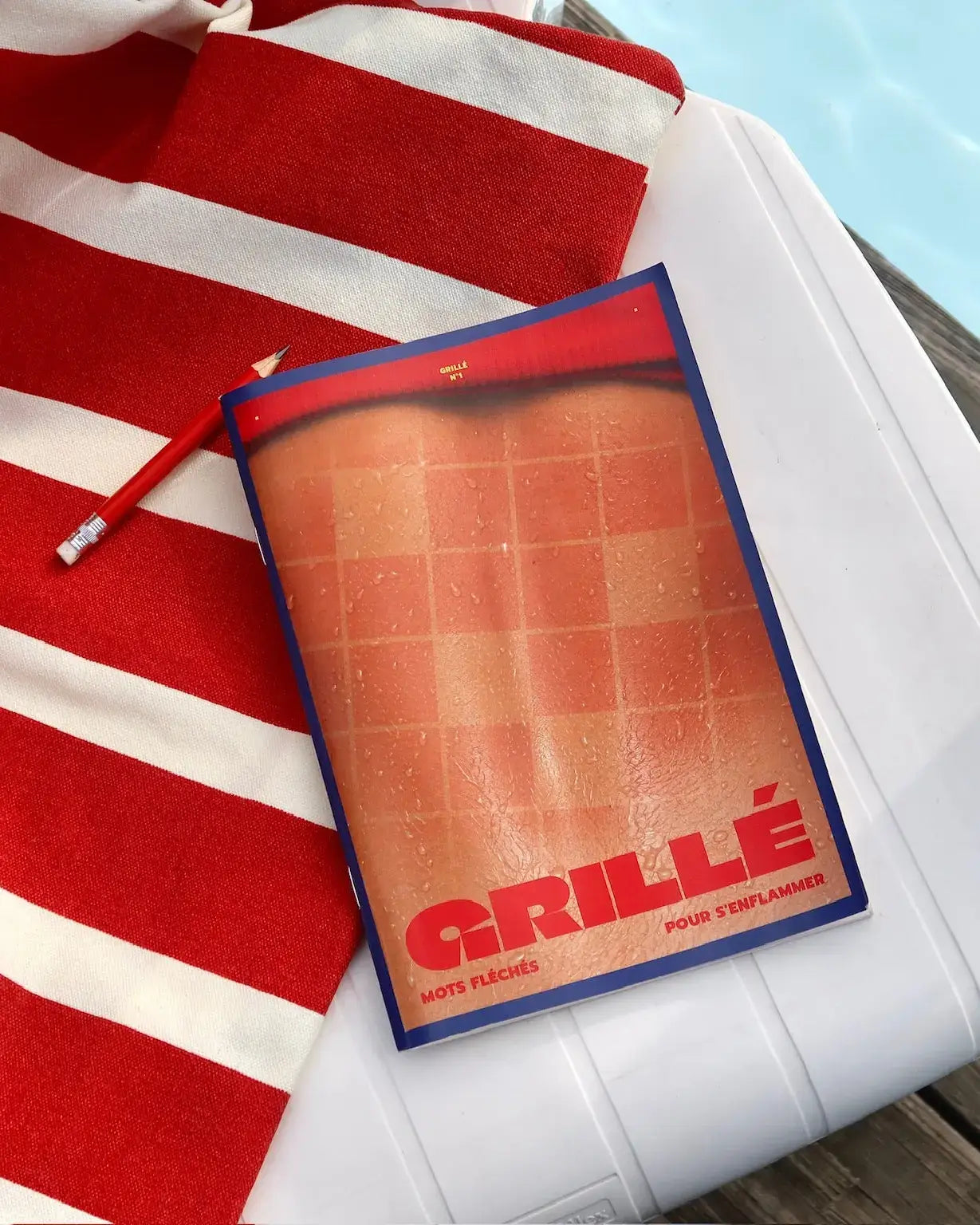 Grillé Chaud sur un transat de piscine