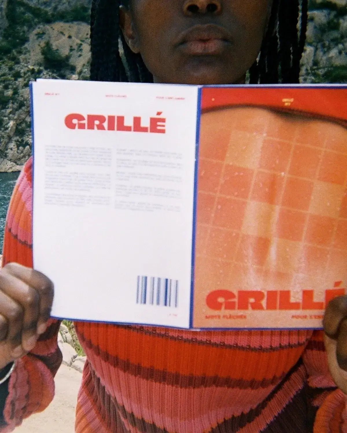 Grillé Chaud mots fléchés ouvert par une personne