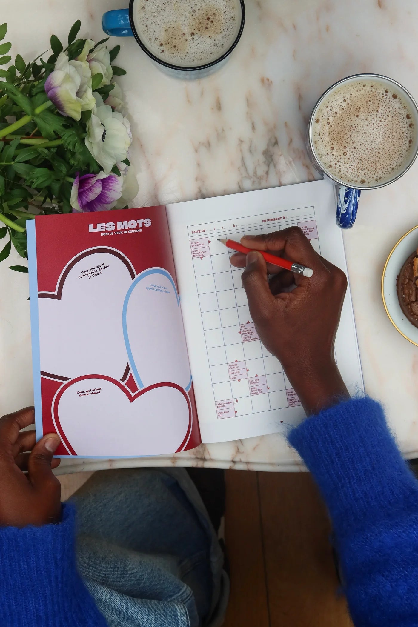 Mots fléchés Grillé Amour devant un bon café