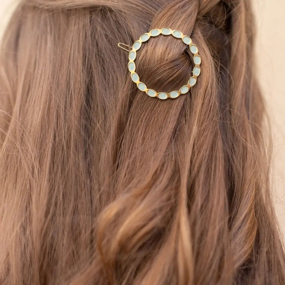 Barrette Appolline portée pour tenir une tresse