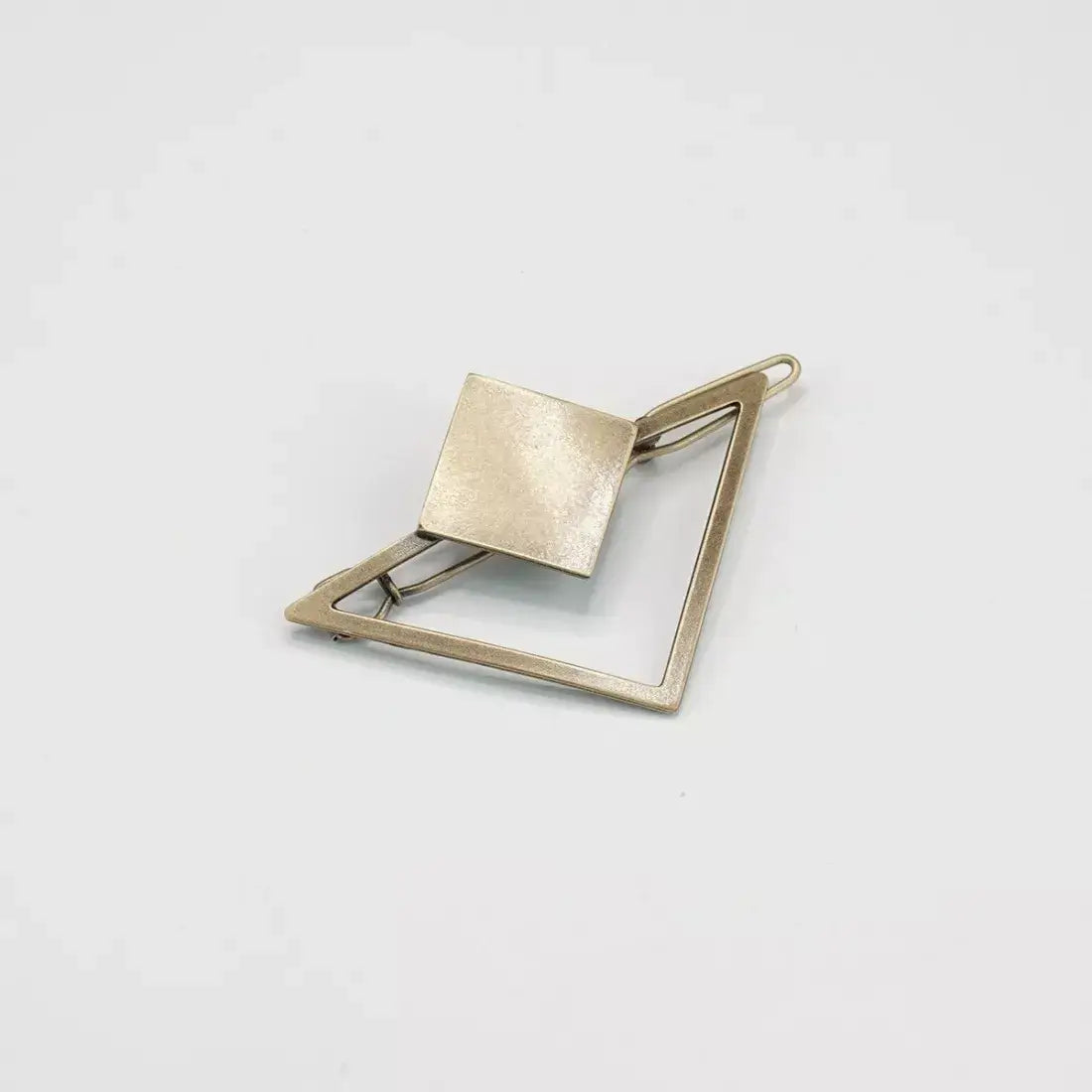 Barrette Eugénie posée sur une surface blanche