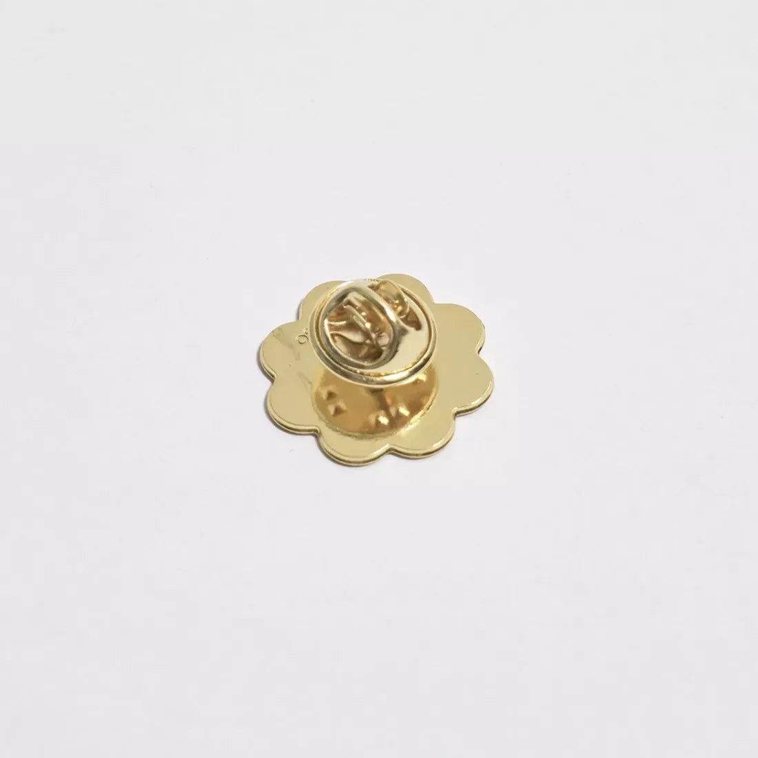 Pins Grigri en forme de trèfle de dos