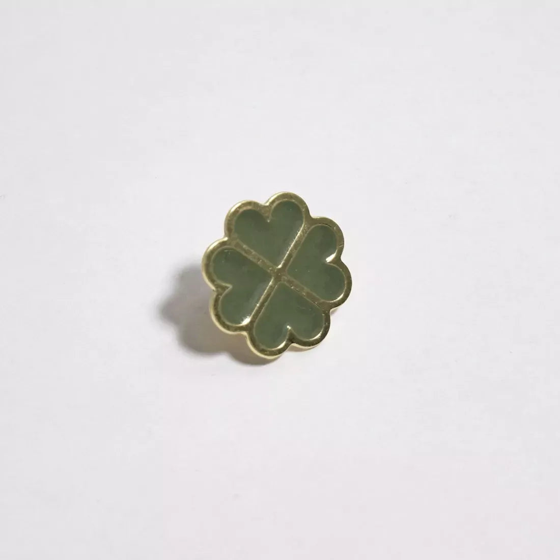 Pins Grigri kaki en forme de trèfle par Gypso