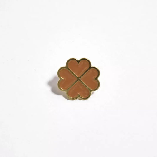 Pins Grigri terracotta en forme de trèfle par Gypso