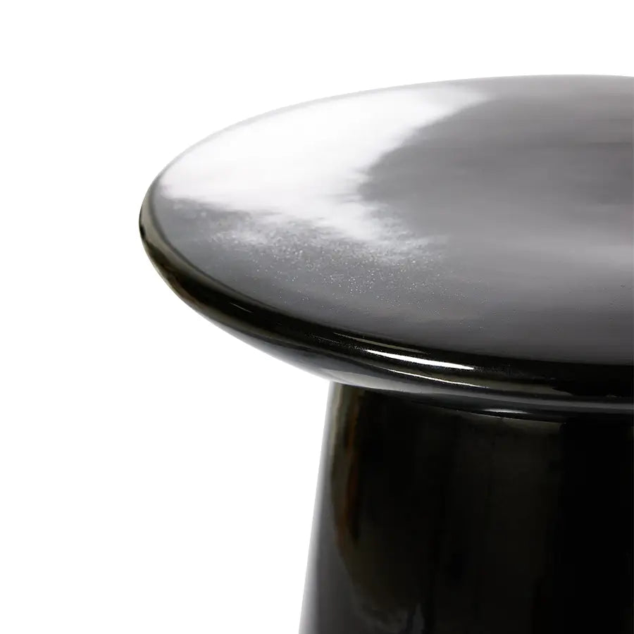 Zoom sur la table Earthenware par HKLiving