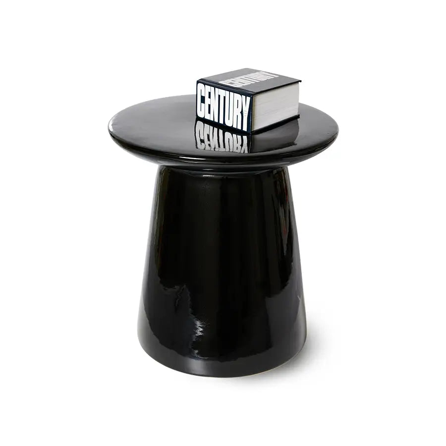 Packshot de la Table d'appoint Earthenware en Céramique noire avec un livre