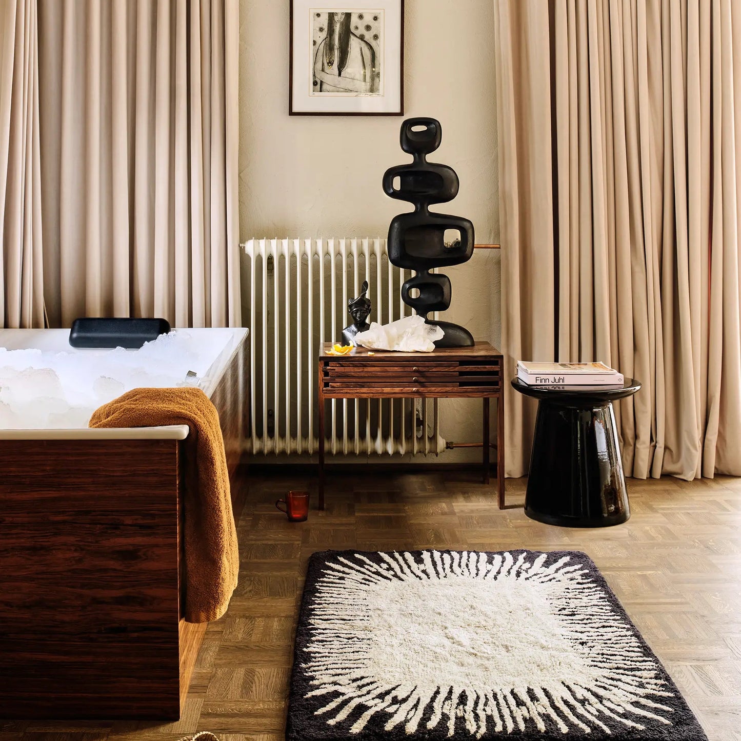 Table Earthenware noire dans une salle de bain