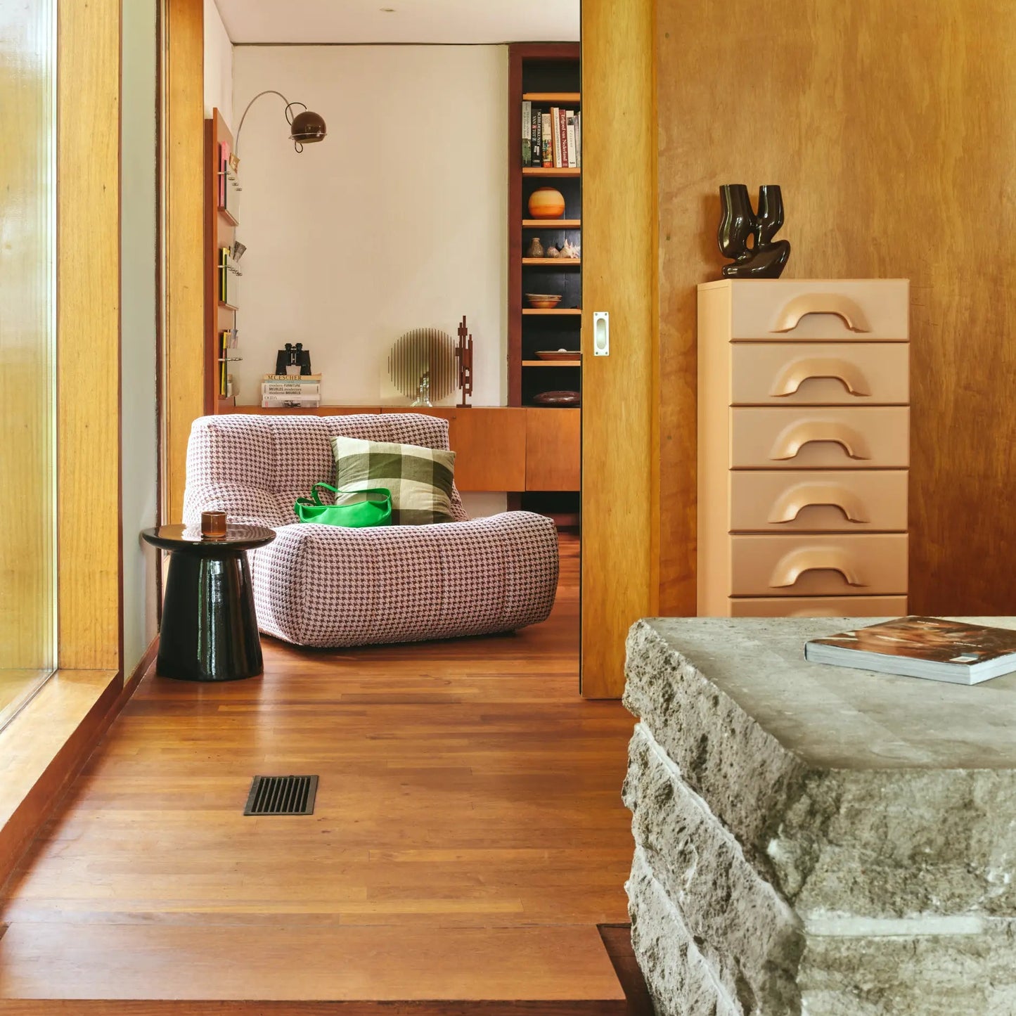 Table Earthenware Noire dans un salon