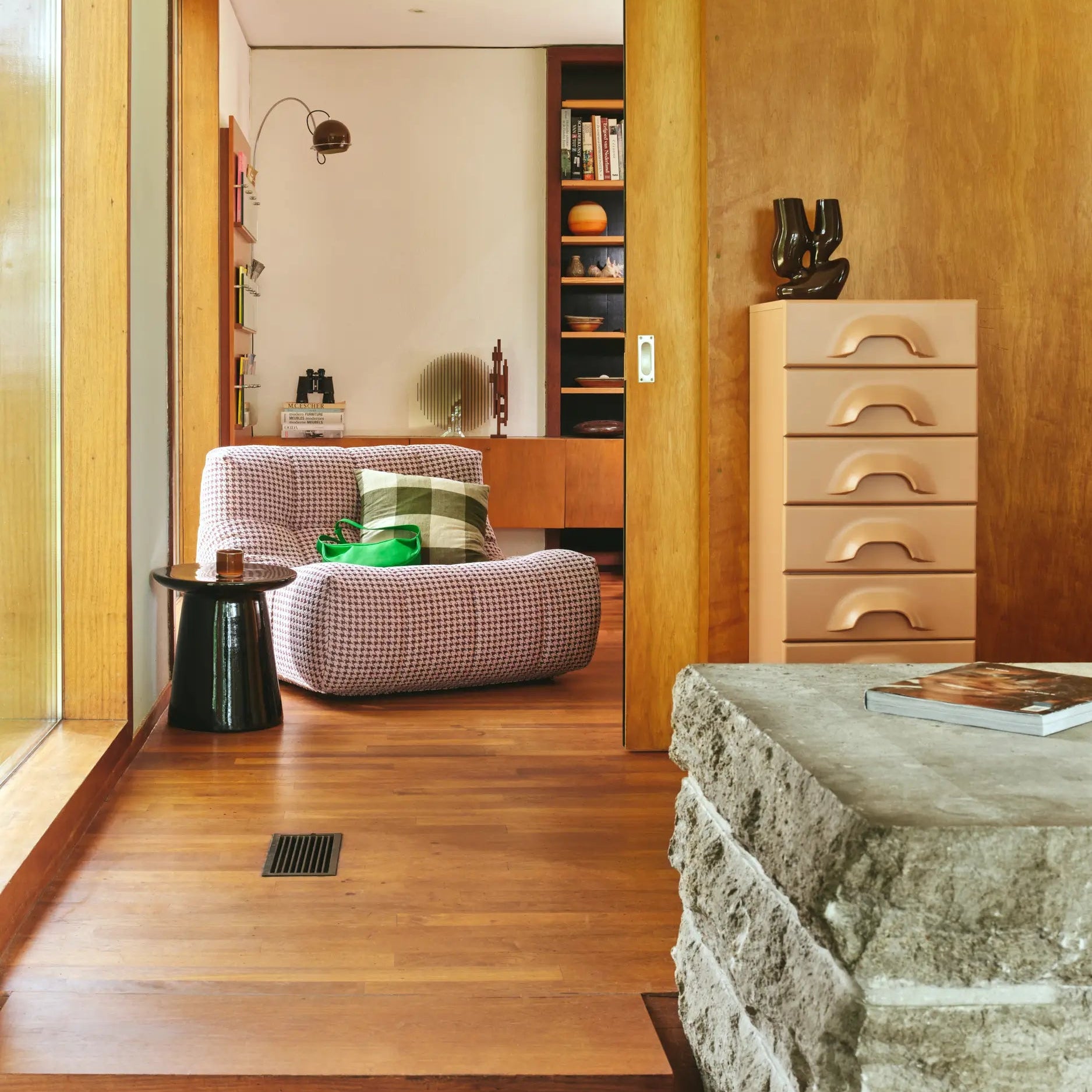 Table Earthenware Noire dans un salon
