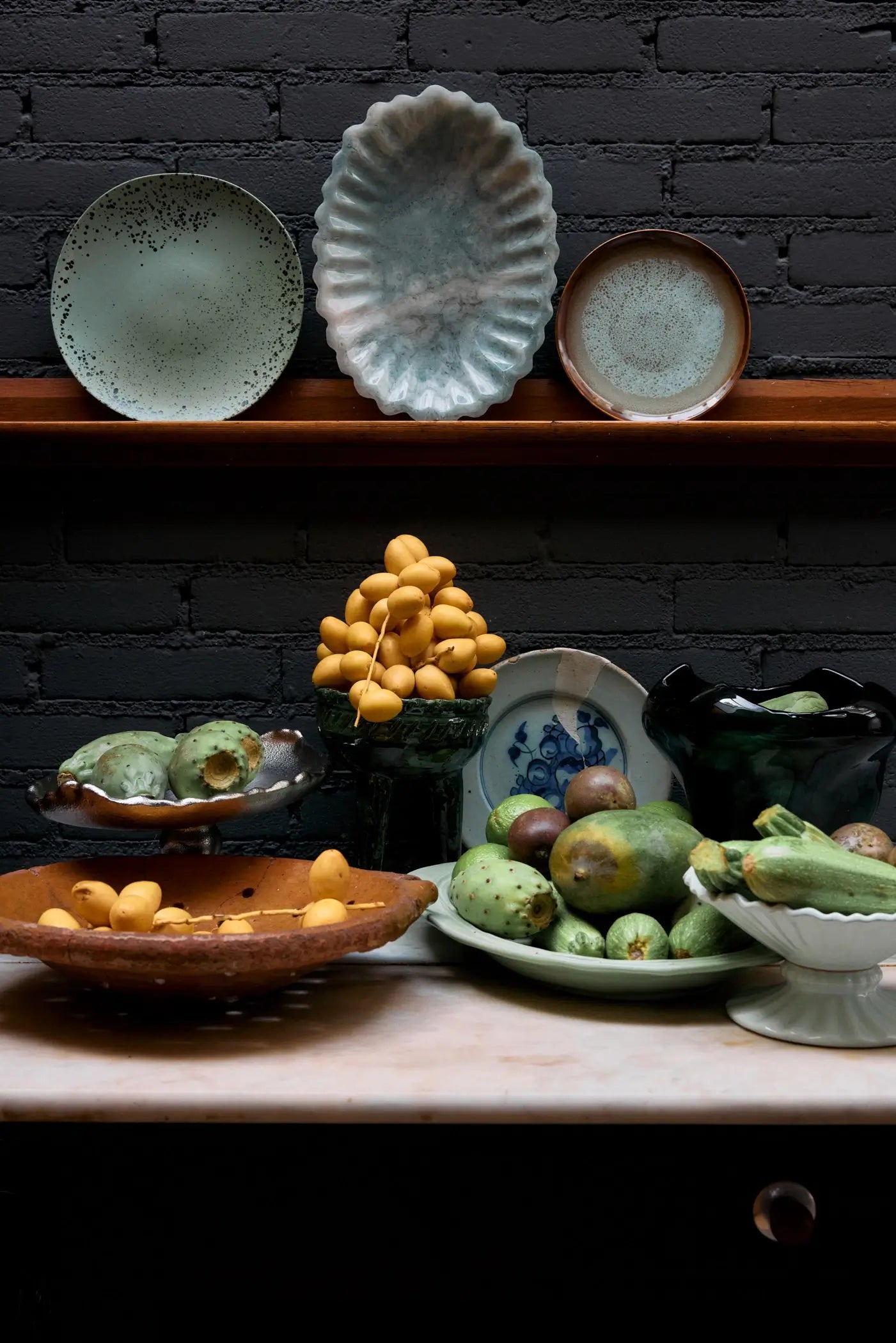 Soucoupe et assiette Fleck sur une étagère