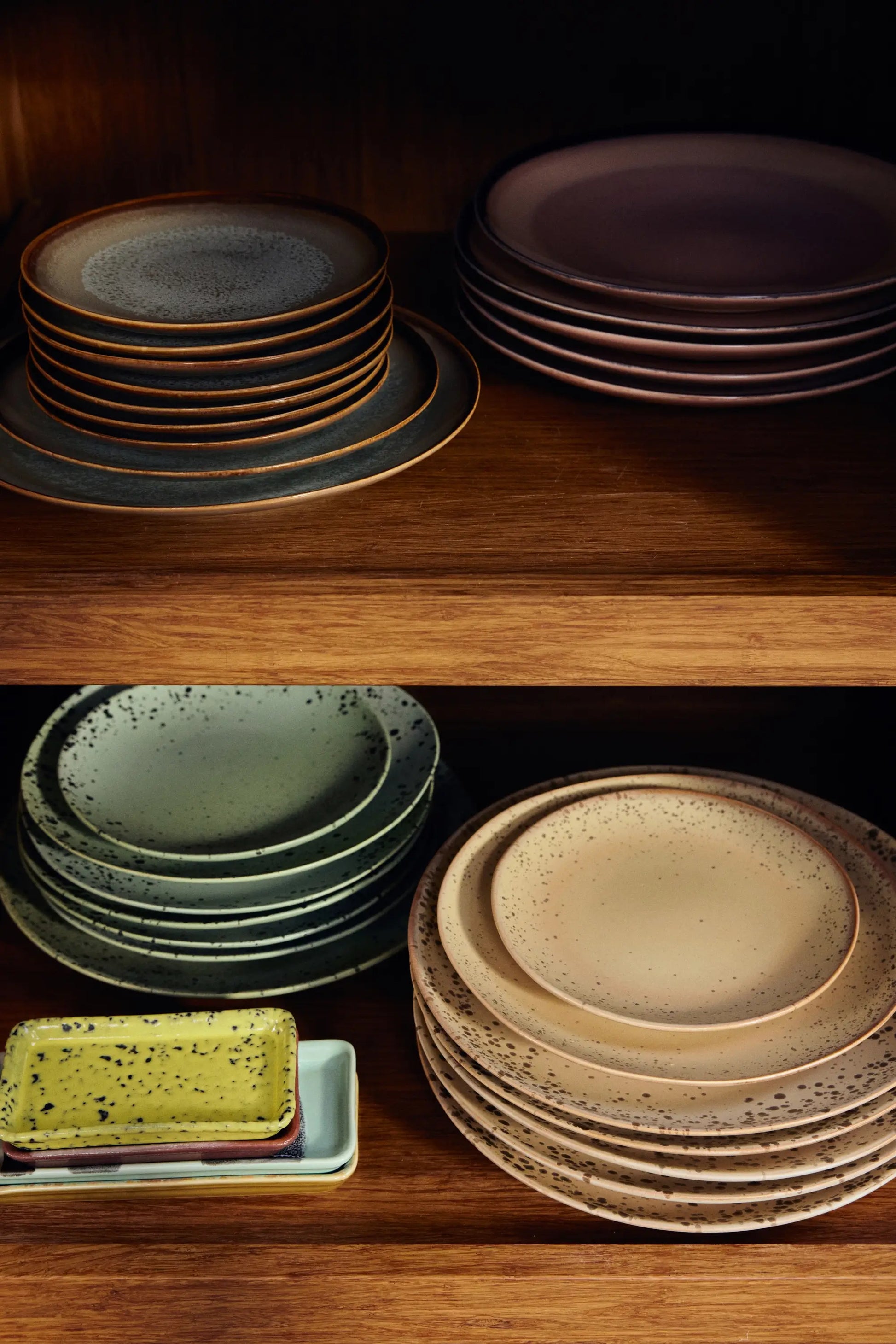 Assiettes et plateaux en céramique HKLiving dans un buffet en bois