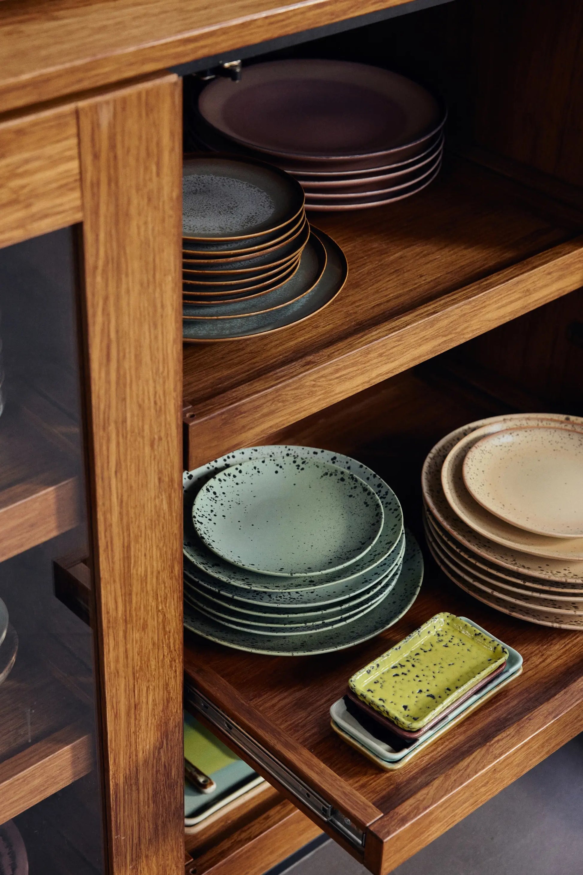 Assiettes Fleck et Mineral rangés dans un vaisselier