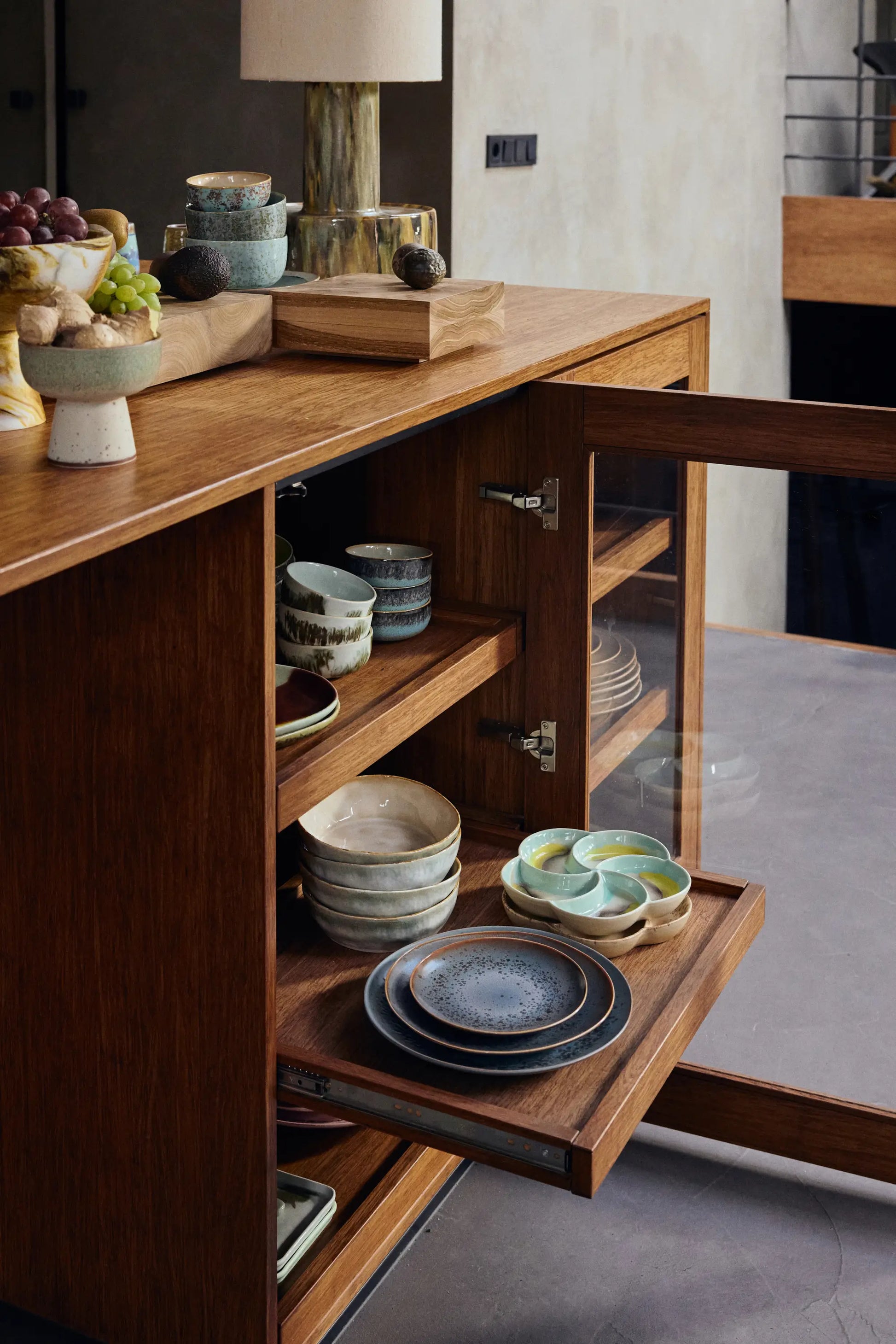 Assiettes en céramique Mineral dans une étagère