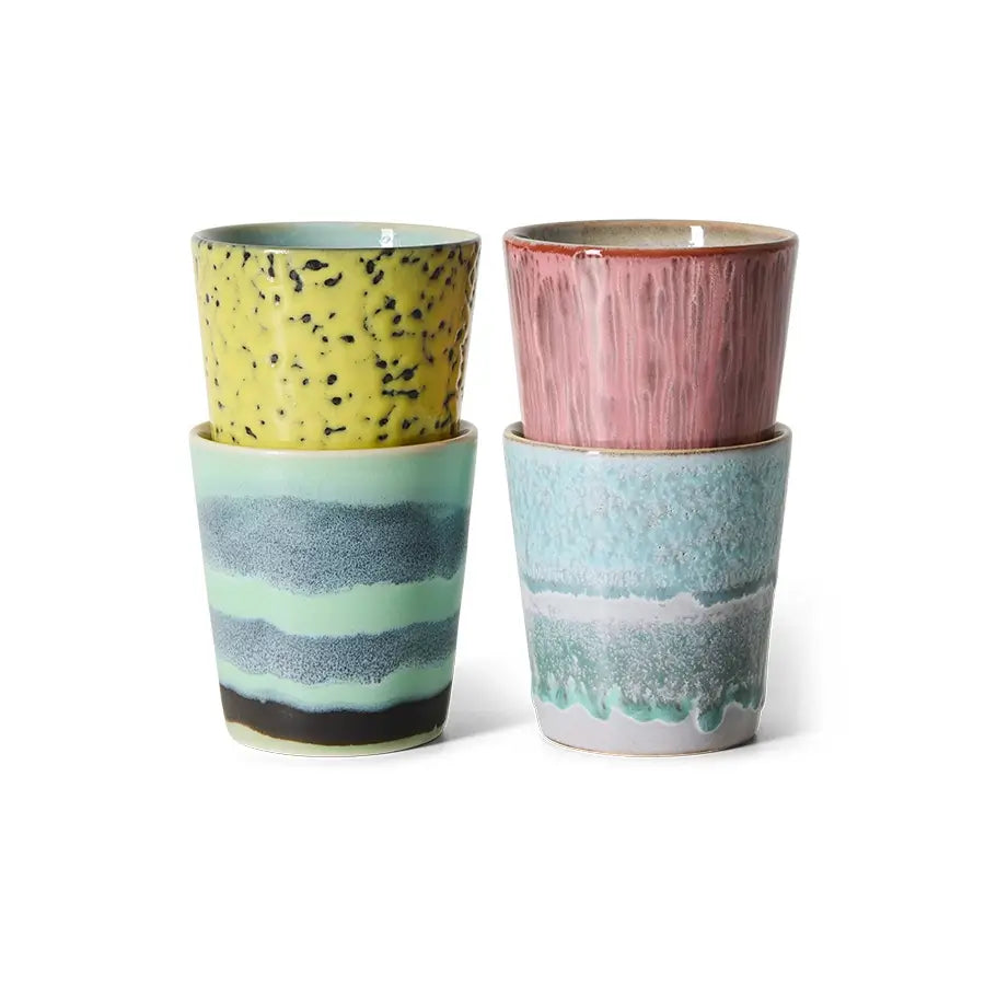 Tasses à café Artistic empilées sur fond blanc