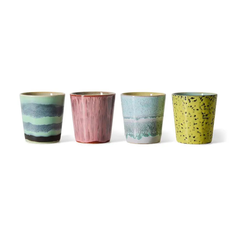 Tasses à café Artistic alignées sur fond blanc