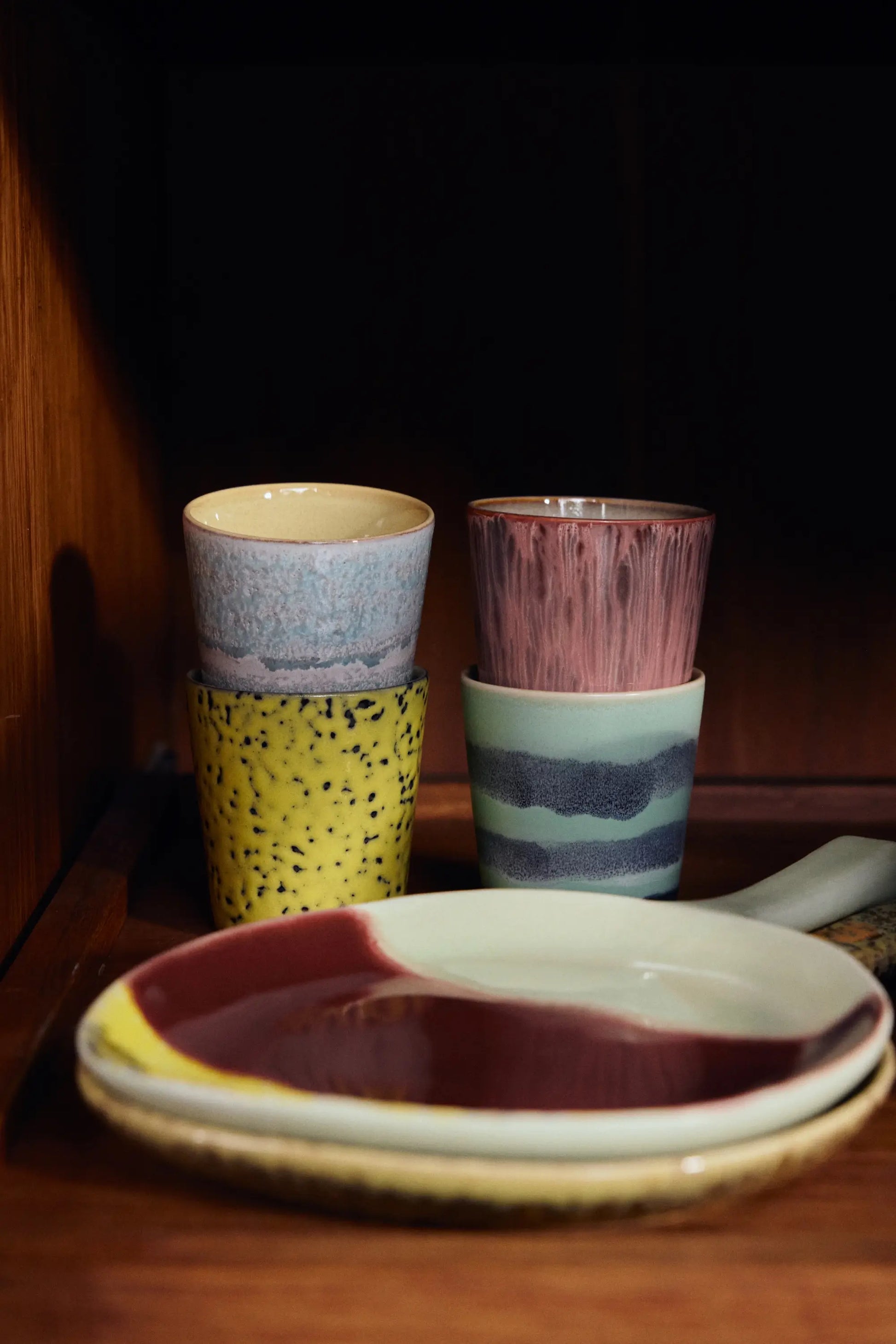 Tasses à café Artistic dans une étagère en bois