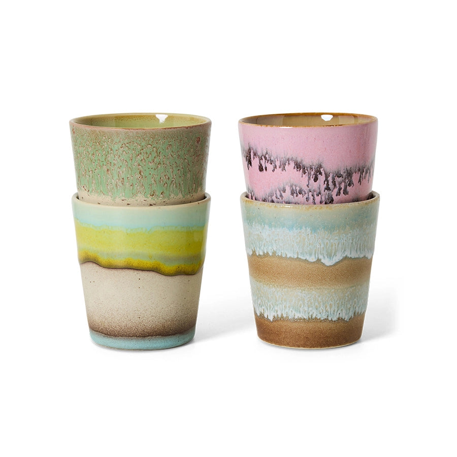 Tasses à café Pop Art empilées sur fond blanc