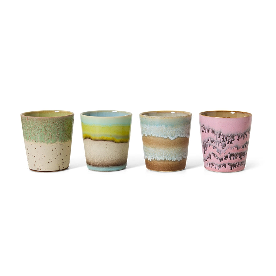 Tasses à café Pop Art alignées sur fond blanc