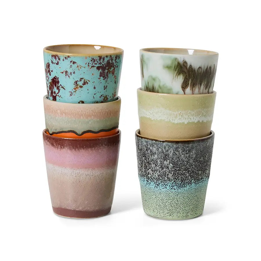 Tasses à café Surreal empilées sur fond blanc