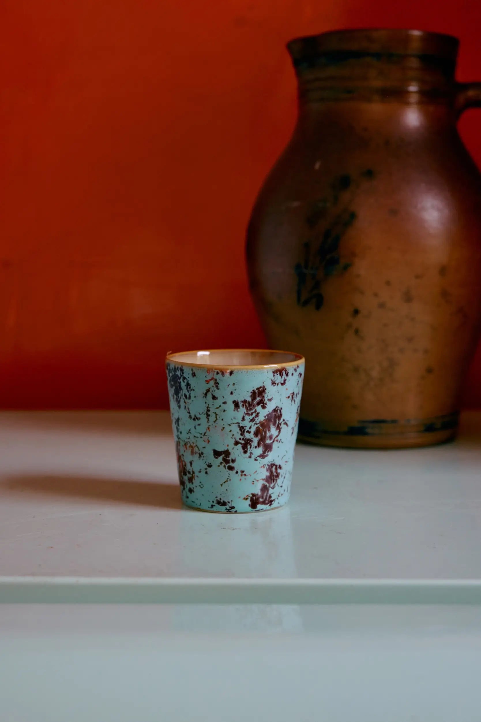 Tasse à café en céramique Surreal bleue et rouge