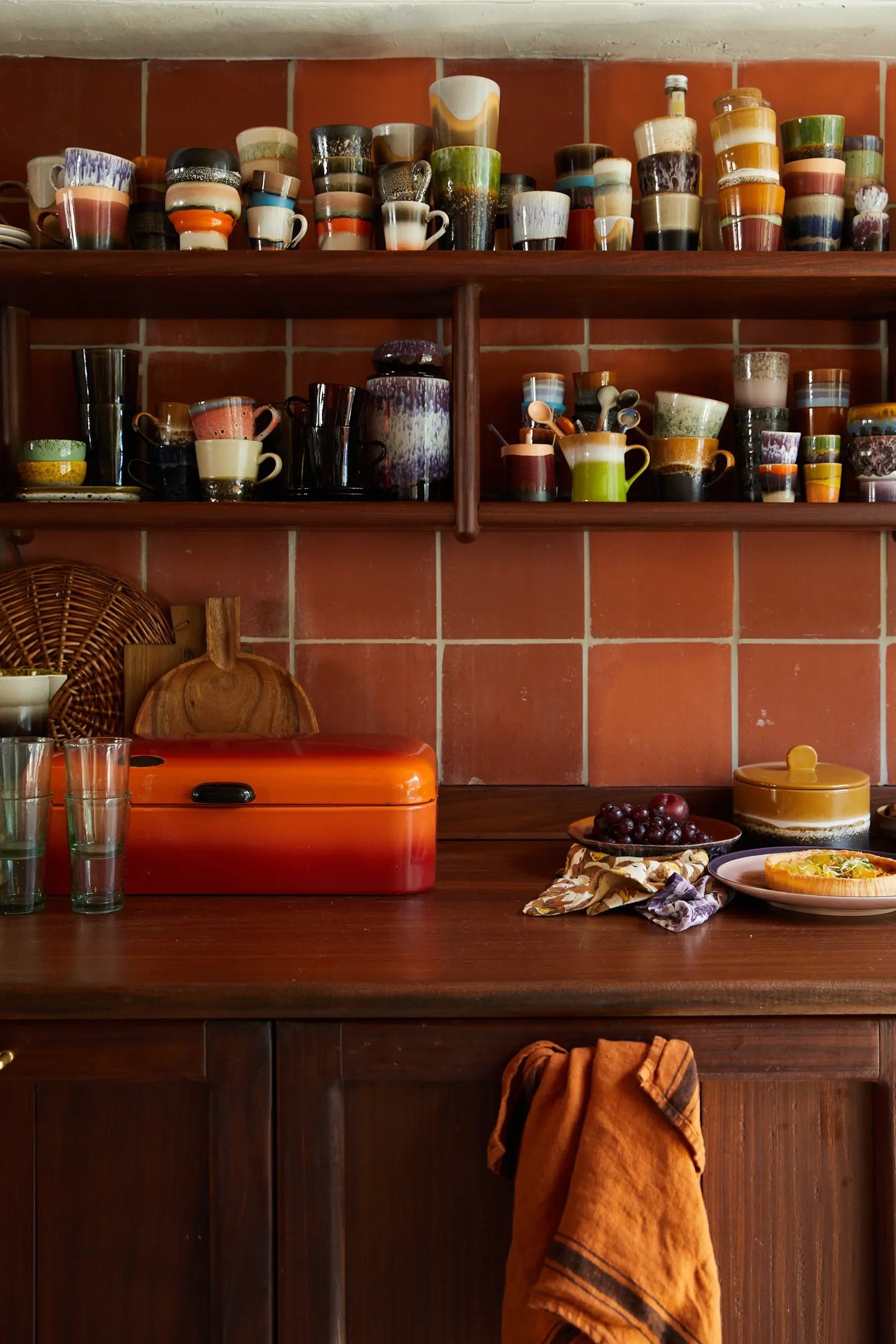 Tasses, bols et mugs en céramique dans une étagère de cuisine