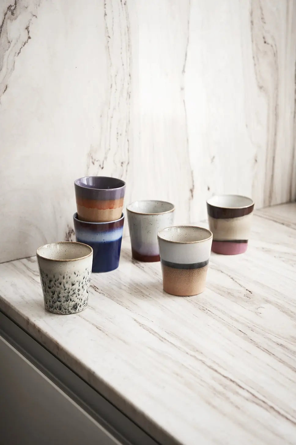 Tasses à café en céramique sur le bord d'une fenêtre