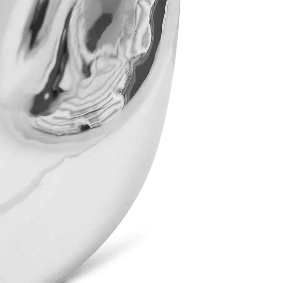 Zoom sur la table d'appoint Currents en céramique chromée sur fond blanc