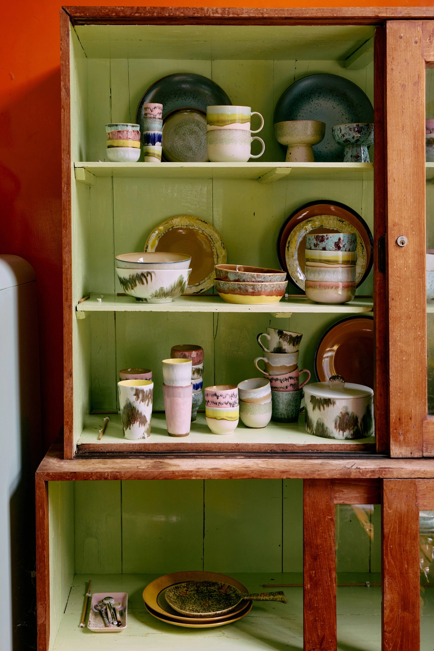 Bols et tasses de la collection 70s Ceramics dans un vaisselier