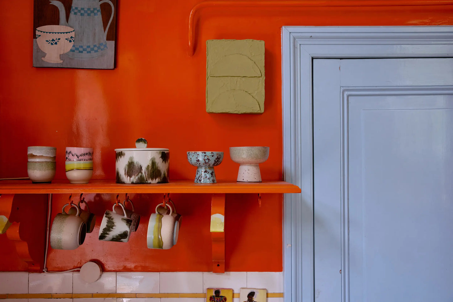 Tasses et bols HKLiving en céramique sur une étagère