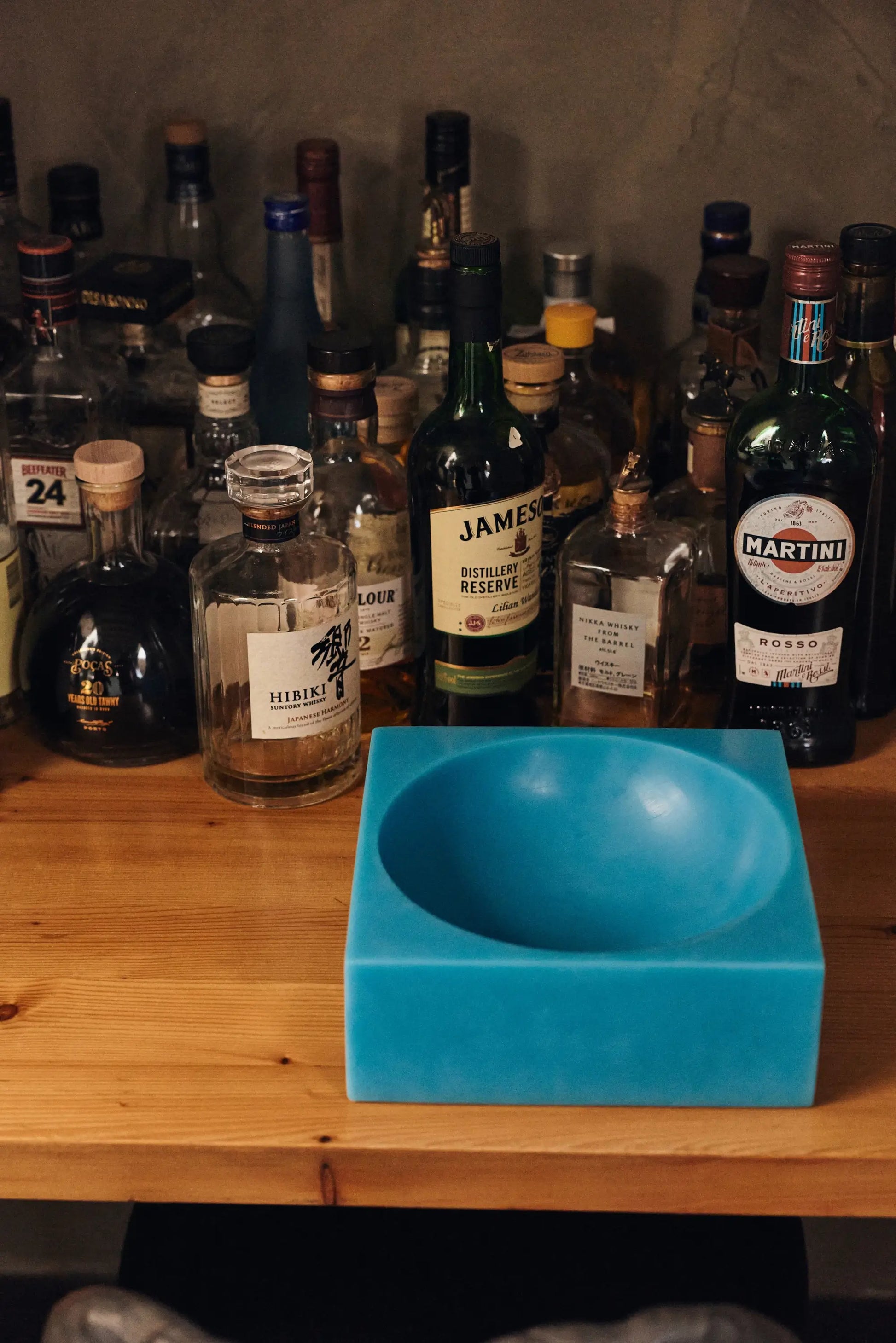 Grand Pop Cube bleu sur une table en bois