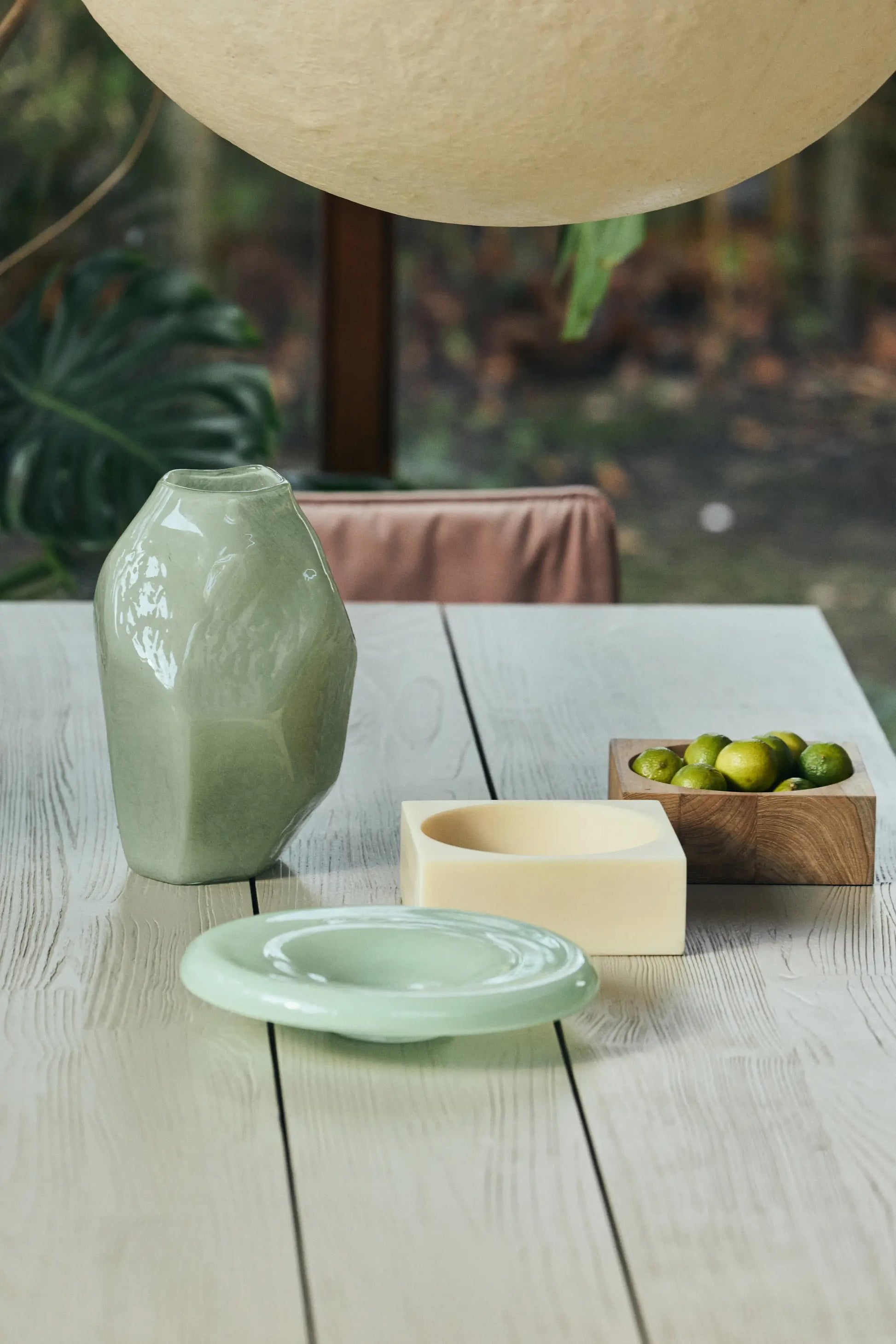 Grand Pop Cube couleur crème sur une table en verrière