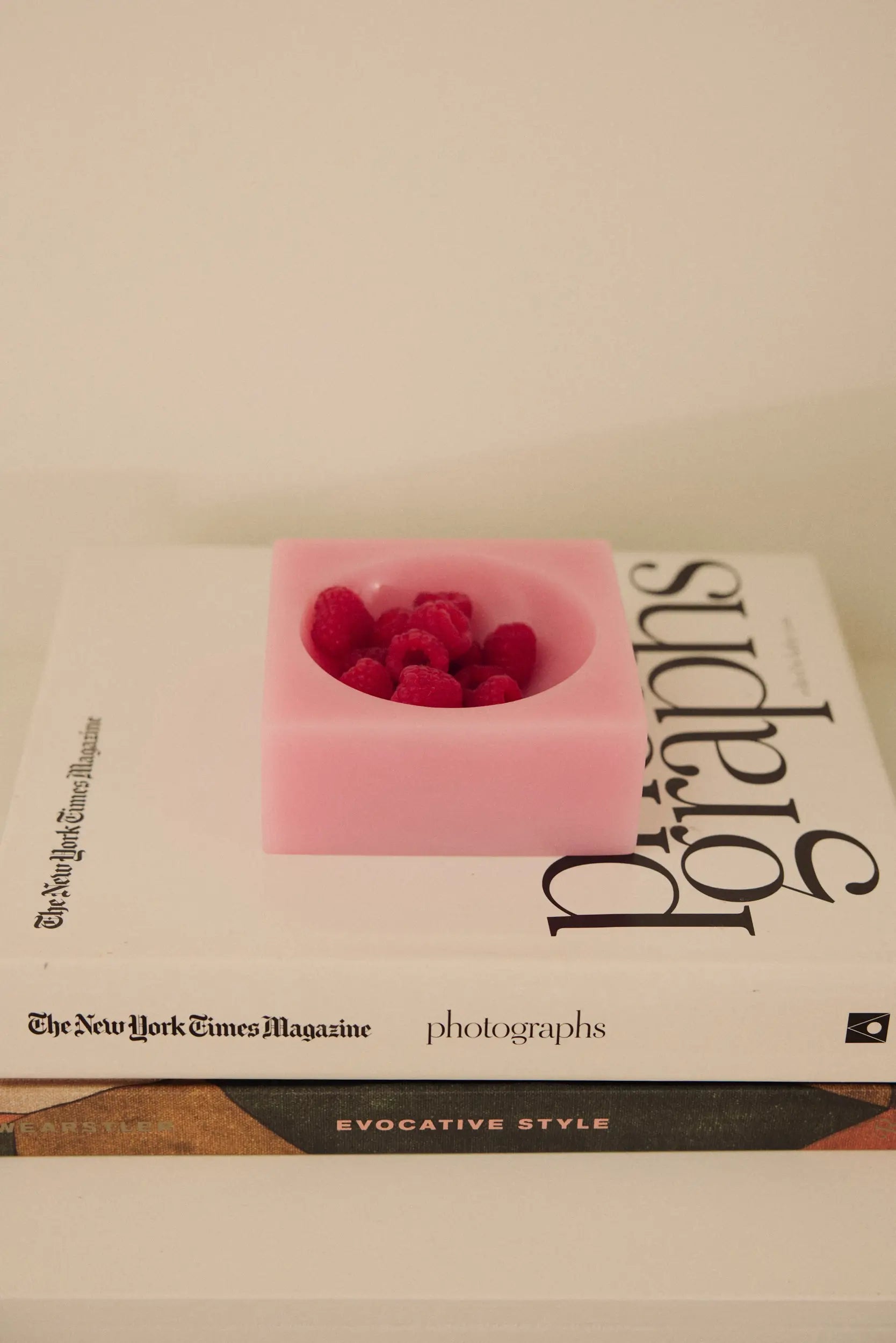 Petit Pop Cube Rose utilisé comme récipient pour des framboises