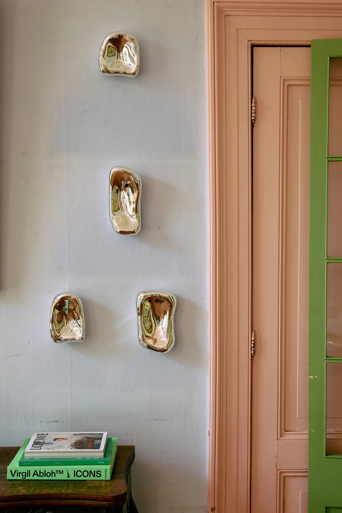 Les sculptures Murales en verre chromé par HKLiving accrochées à un mur