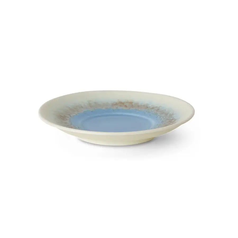 Assiette soucoupe en céramique Azure par HKLiving sur fond blanc