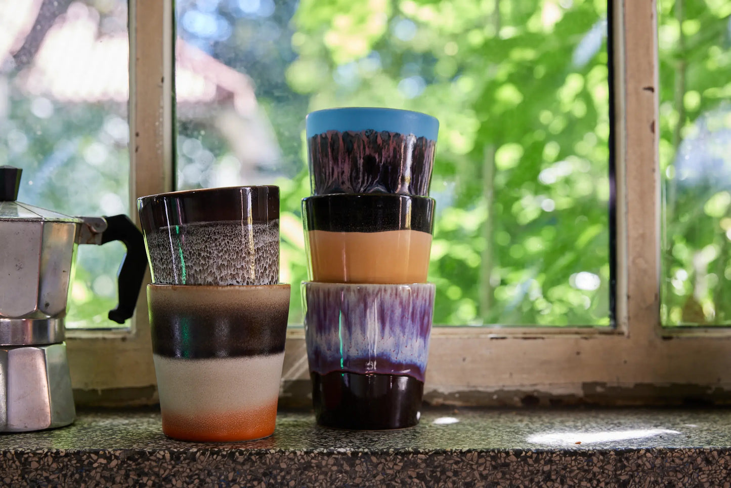 Tasses à Café en céramique Bomb posées sur le rebord d'une fenêtre