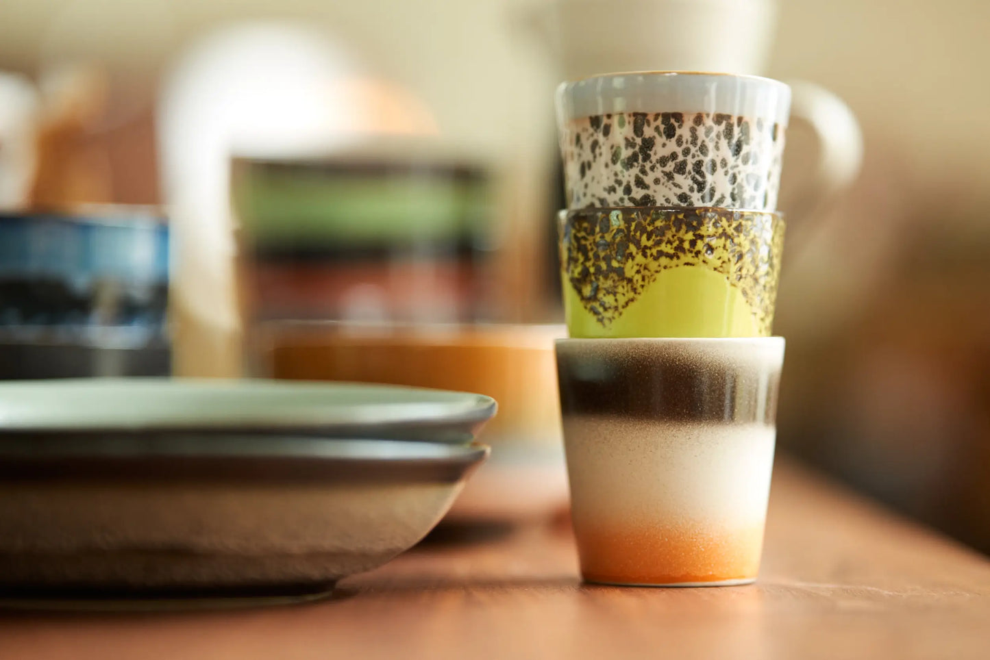 Tasses à café empilées sur une table
