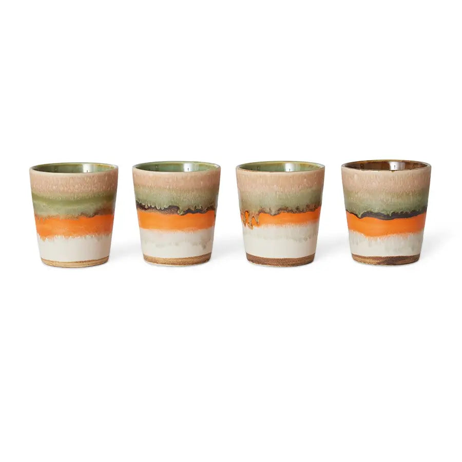 Tasses à café Burst alignées sur fond blanc
