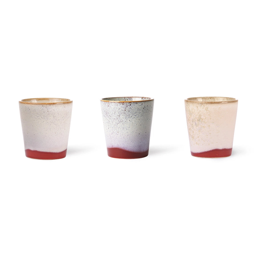 Tasses à café Frost alignées sur fond blanc