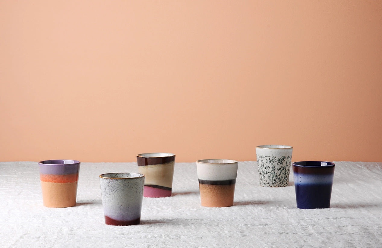 Tasses à Café Frost posées sur une pièce de textile