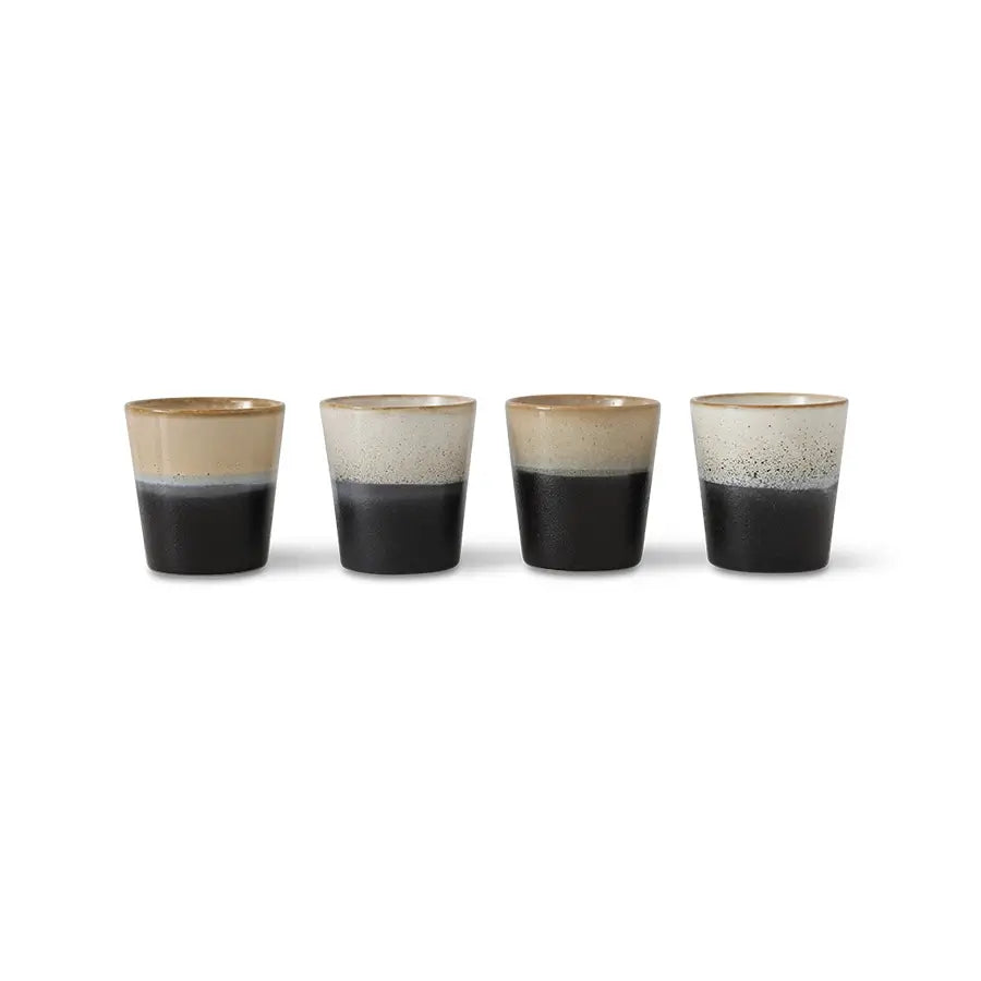 Tasses à café Rock alignées sur fond blanc