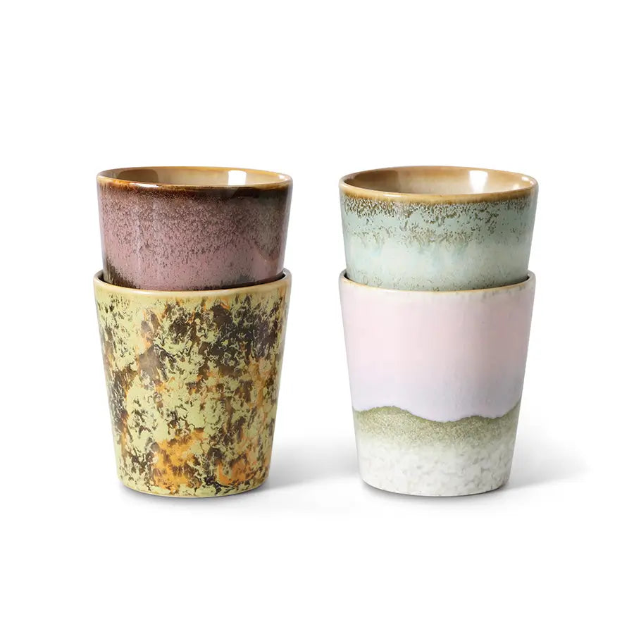 Tasses à café Serendipity empilées sur fond blanc