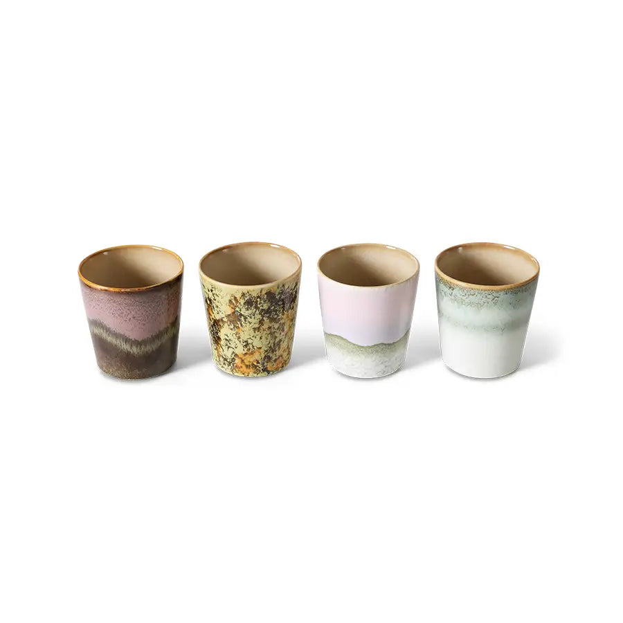 Tasses à café Serendipity alignées sur fond blanc