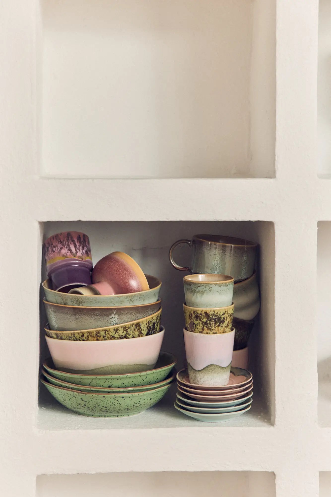 Tasses à café Serendipity rangées dans un meuble avec de la vaisselle hKLIiving