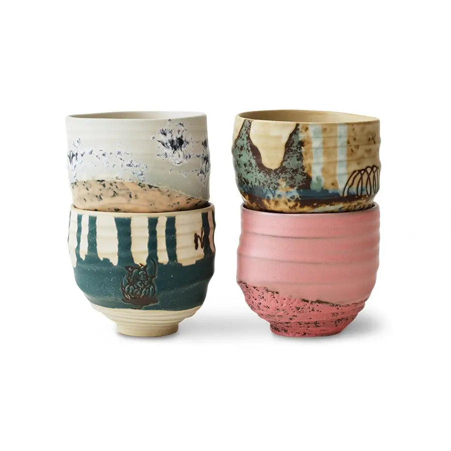 Tasses à café imparfaites Artistic empilées sur fond blanc