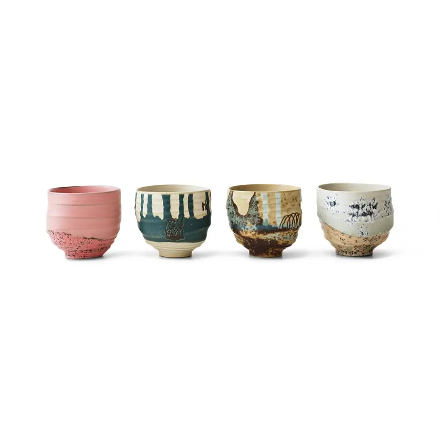 Tasses à café imparfaites Artistic alignées sur fond blanc