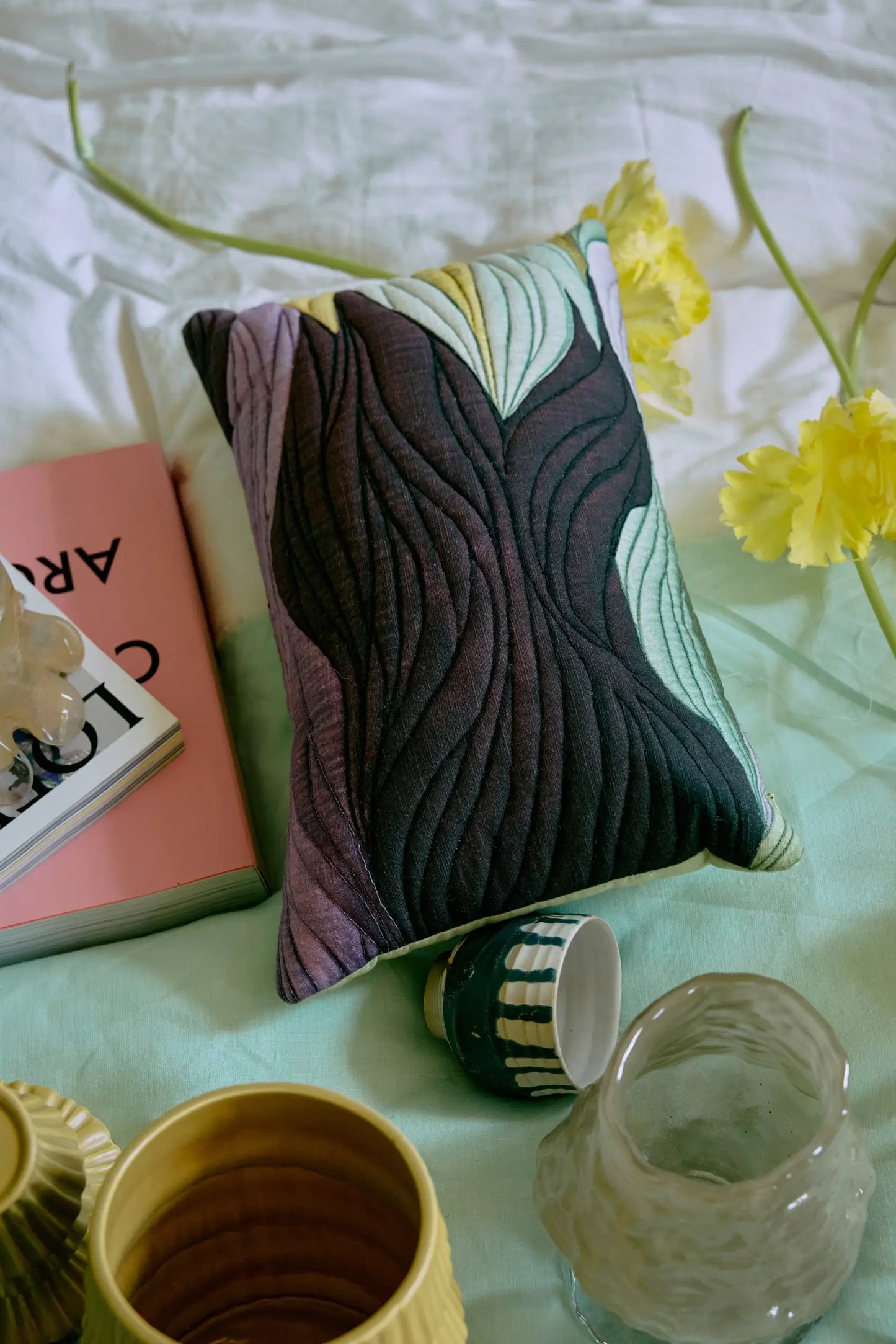 Mise en situation des tasses à café imparfaites Artistic par HKLiving