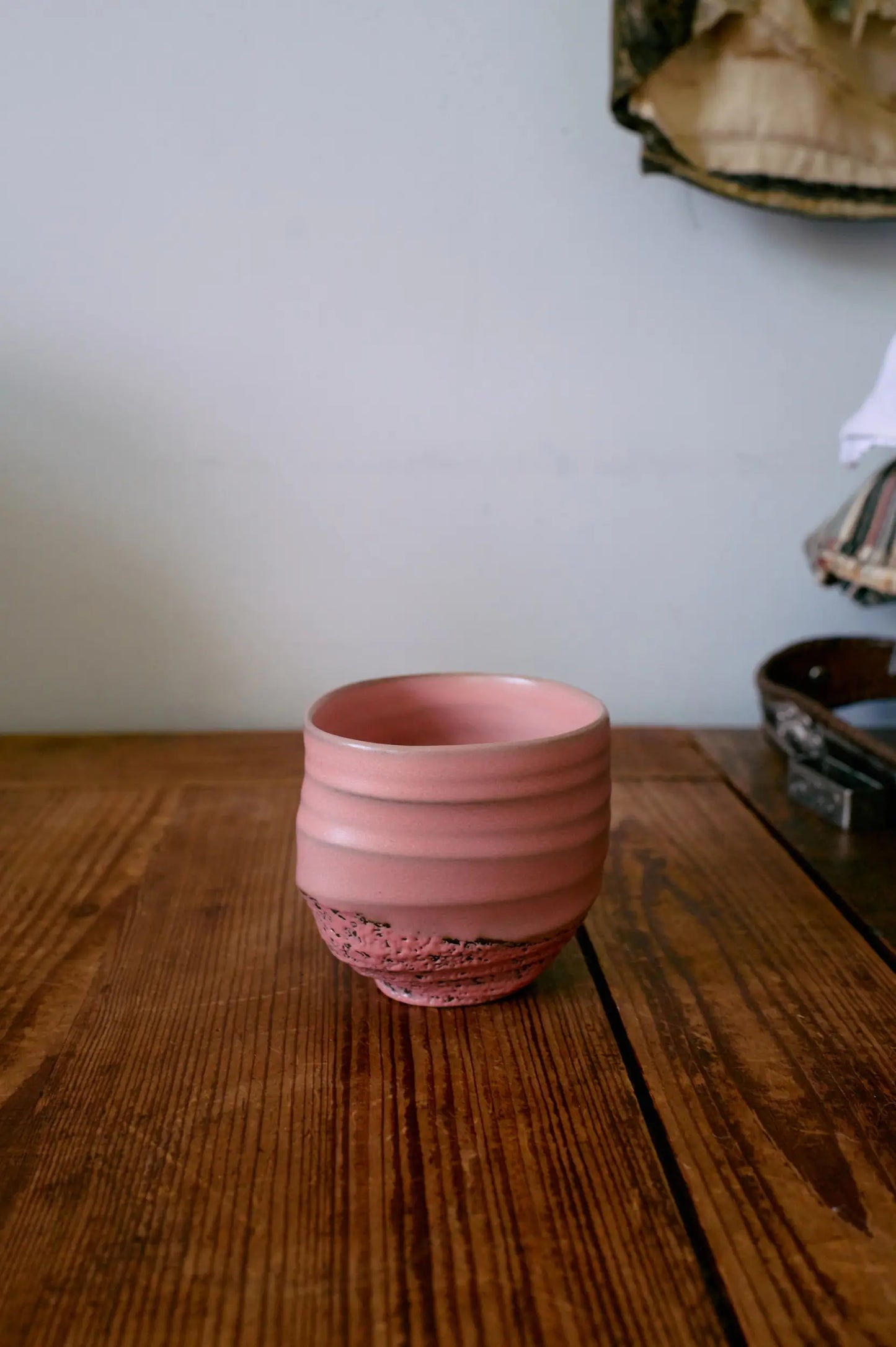 Tasse à café imparfaite Artistic de couleur rose